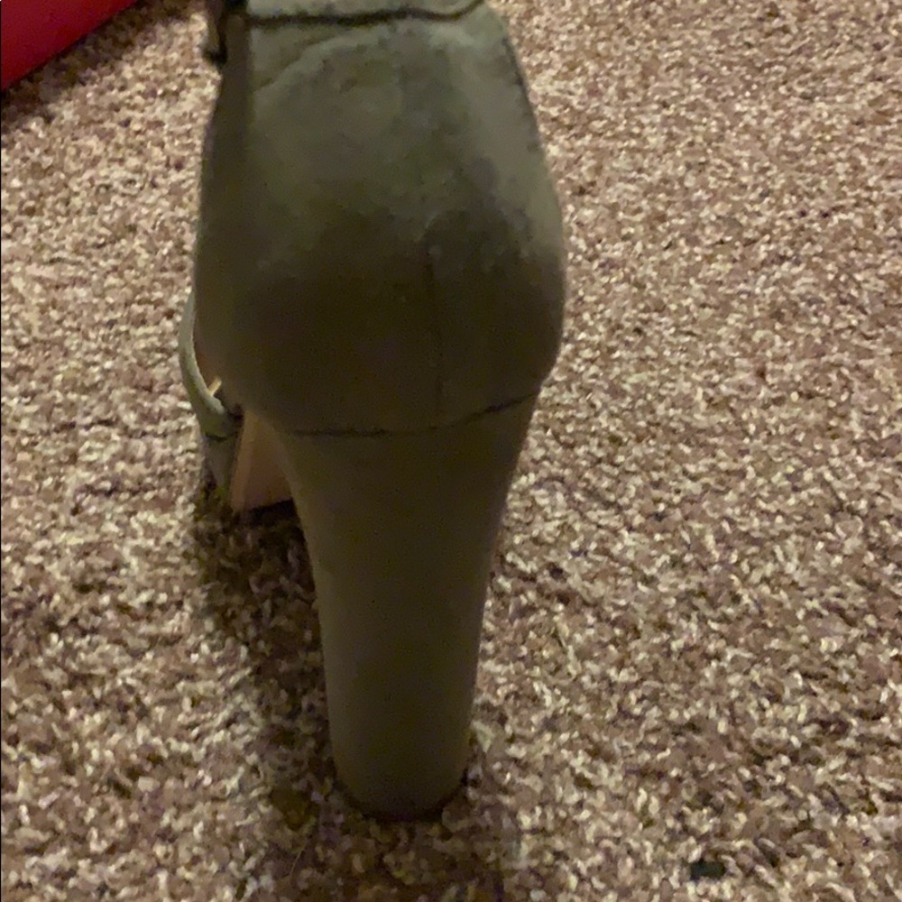 Heels - Picture 2 of 4